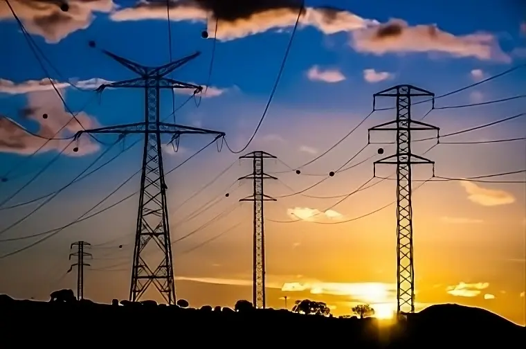 Planta de generación de energía con turbinas y bombas de refrigeración selladas