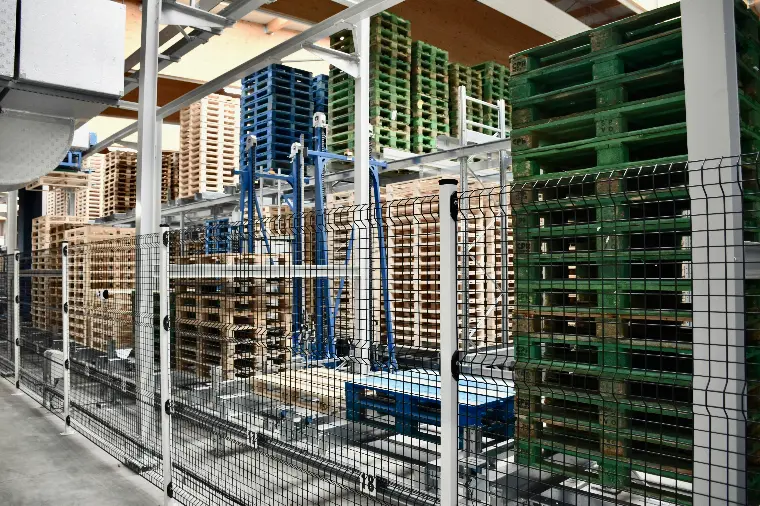 Planta de alimentos y bebidas con bombas sanitarias y equipos de llenado
