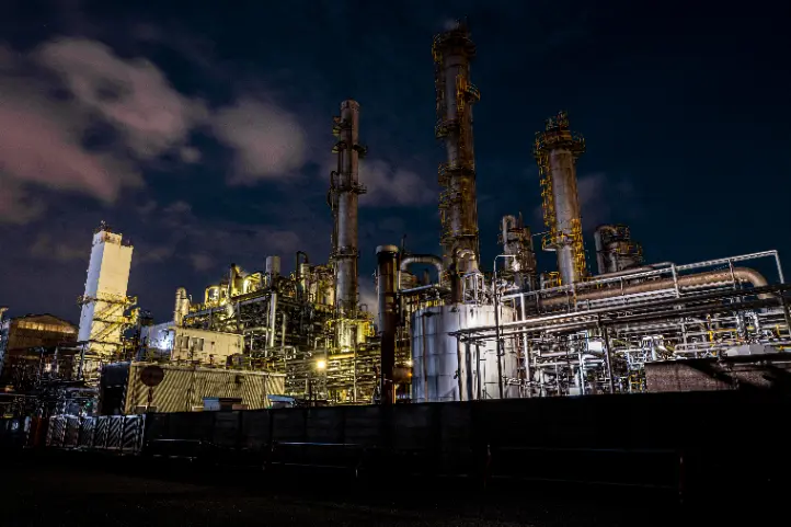 Instalación petrolera donde se emplean sellos mecánicos en bombas y compresores