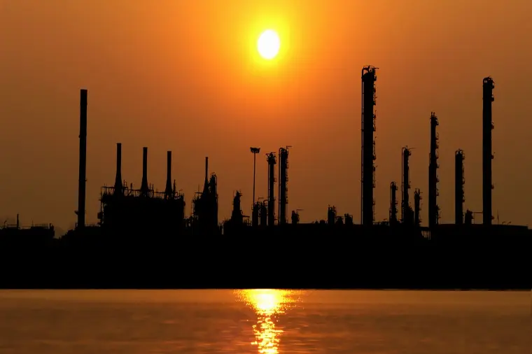Planta química y petroquímica con reactores y bombas resistentes a la corrosión