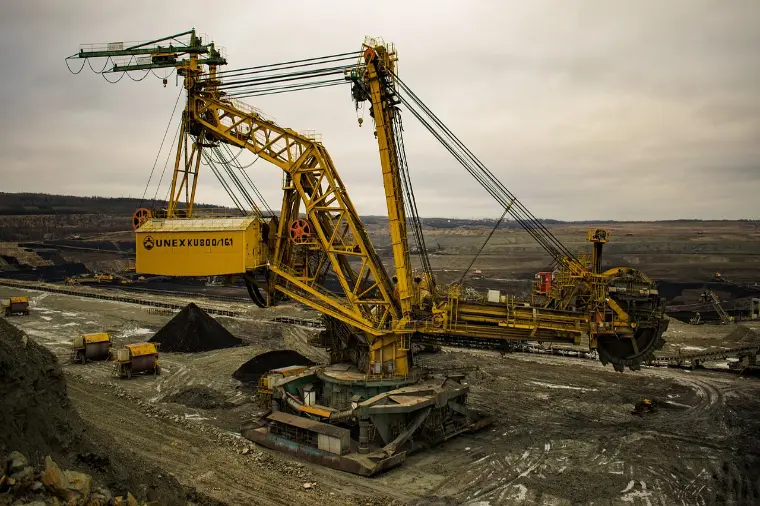 Operación minera con bombas de lodo y equipos de procesamiento de minerales